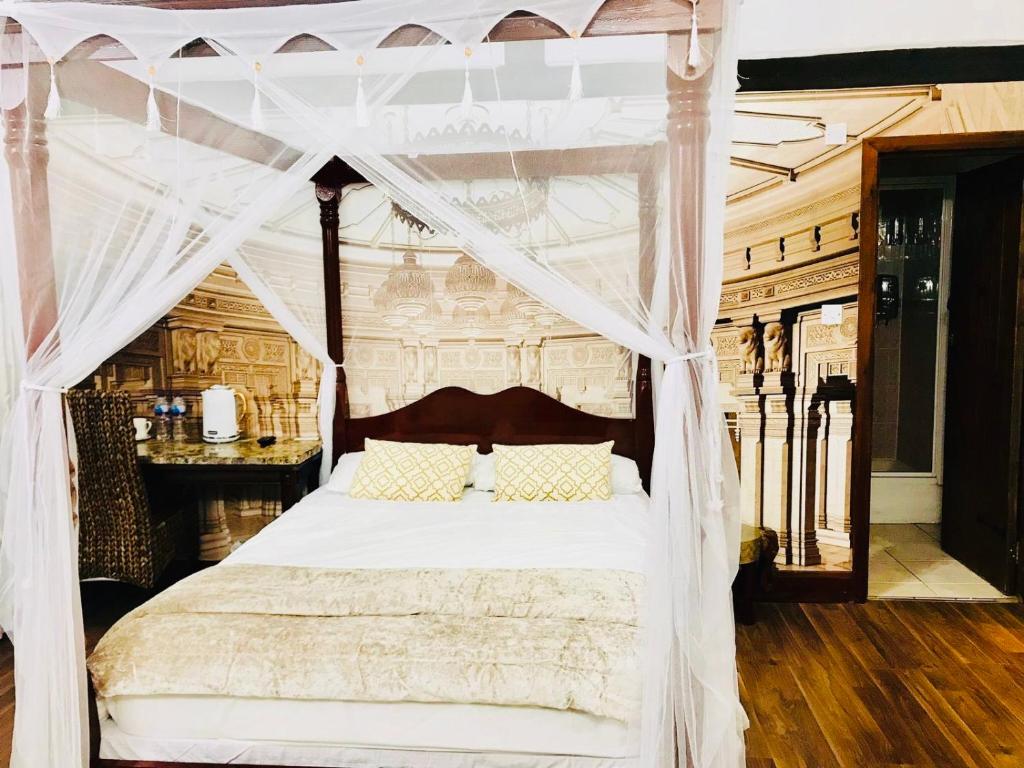 The Kingsley four-poster room