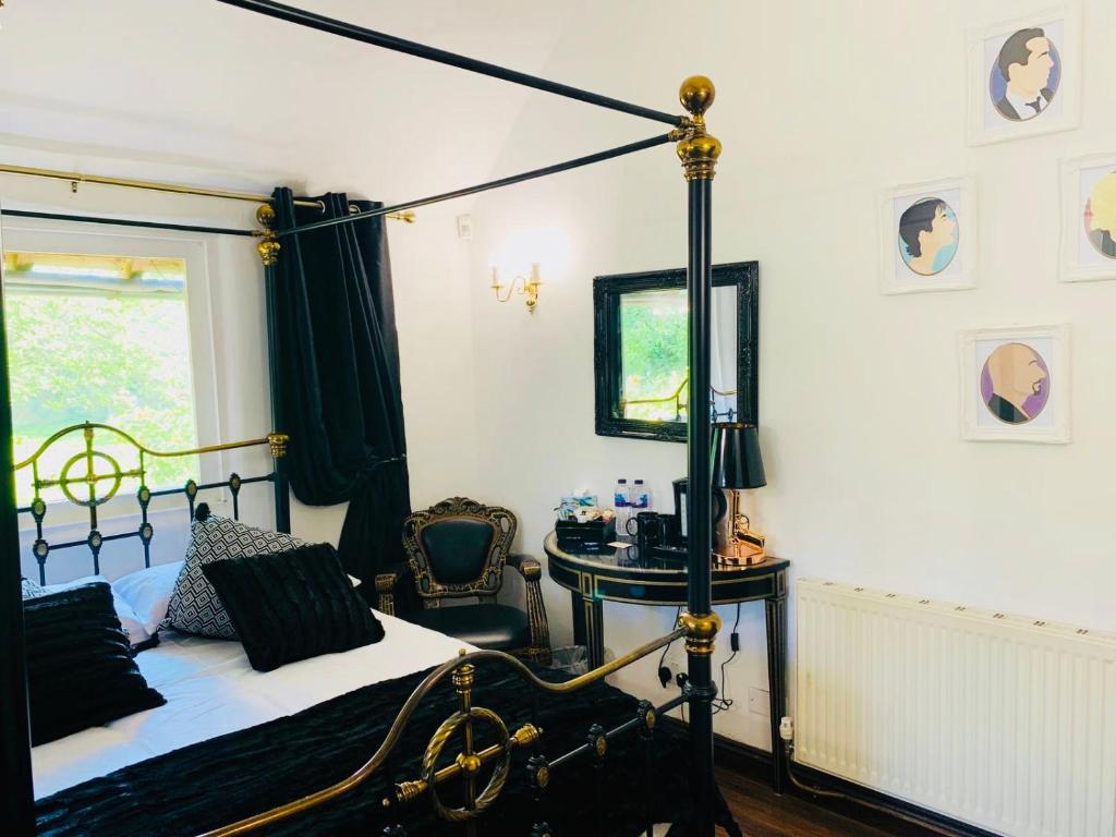 Four-poster with dressing table